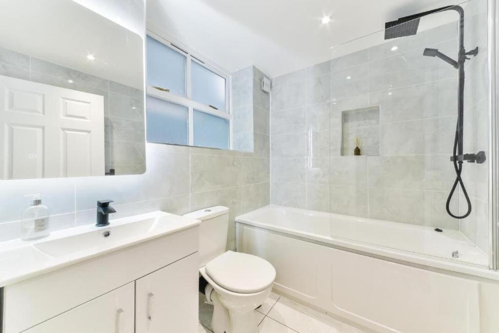 Appartamento Greater London, 1 Bed London Flat, Parking, Nr Metro Stations, 15Mins To Londra Esterno foto