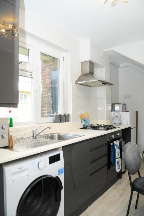 Appartamento Greater London, 1 Bed London Flat, Parking, Nr Metro Stations, 15Mins To Londra Esterno foto