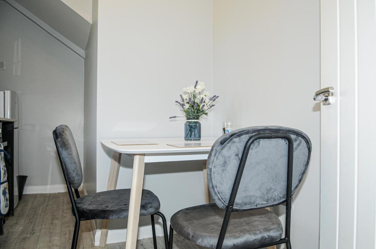 Appartamento Greater London, 1 Bed London Flat, Parking, Nr Metro Stations, 15Mins To Londra Esterno foto